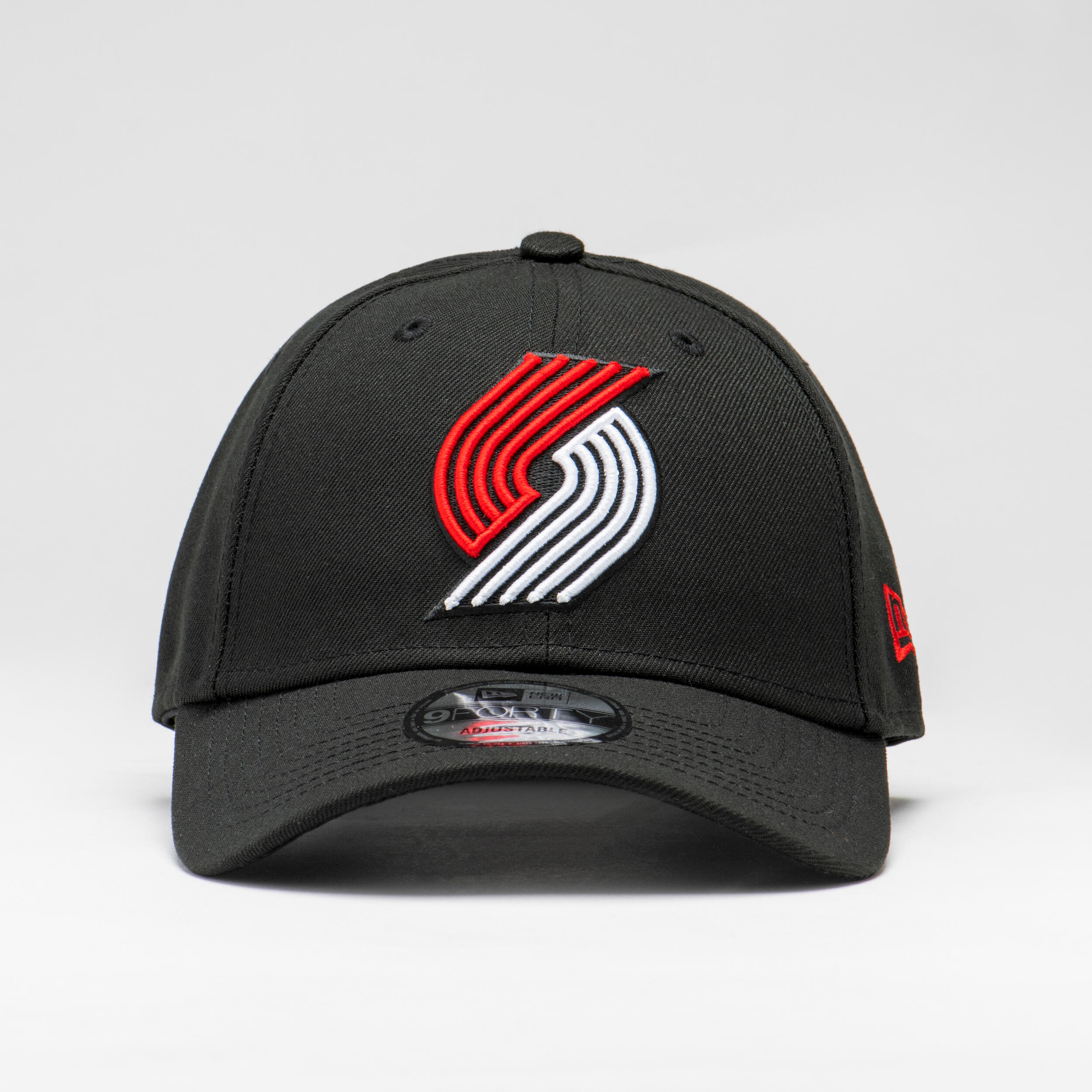 Basketbalová šiltovka nba new era 9forty portland trail blazers New Era vyvinula túto šiltovku pre všetkých fanúšikov tímu Portland Trail Blazers. Jazýček v zadnej časti umožňuje dokonalé nastavenie.