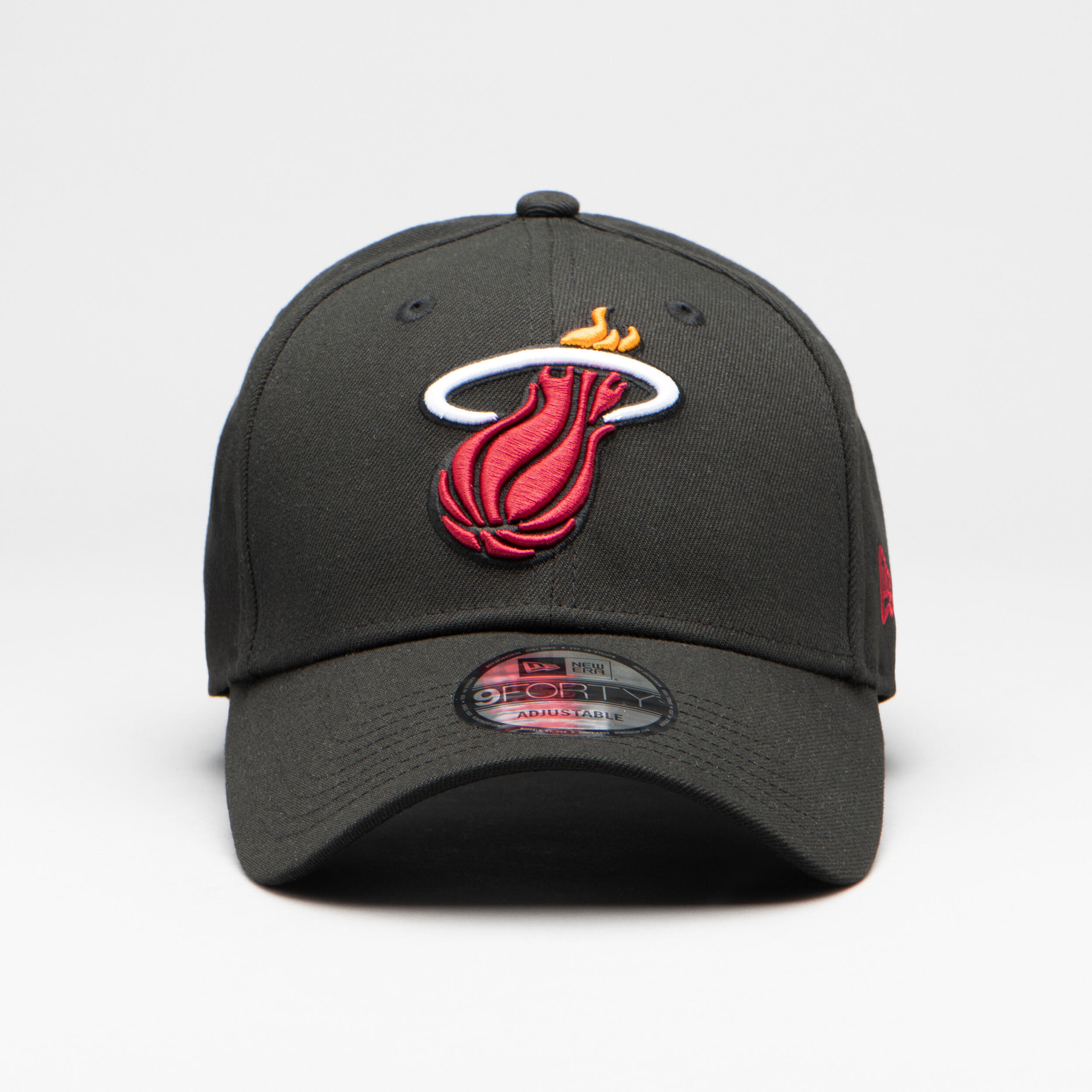 Basketbalová šiltovka nba new era 9forty miami heat čierna New Era vyvinula túto šiltovku pre všetkých fanúšikov tímu Miami Heat. Jazýček v zadnej časti umožňuje dokonalé nastavenie.