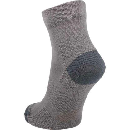 ktorí hľadajú pohodlné a odolné ponožky prispôsobené na tenis.