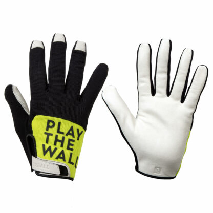 Tím Urball vyvinul tieto rukavice pre pravidelných hry One Wall na ochranu rúk a zaistenie dobrého úchopu.