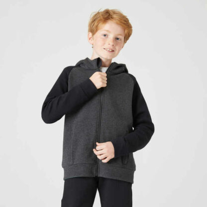 priedušná a pružná bunda na zips s kapucňou bude sprevádzať vaše dieťa pri každej športovej aktivite.